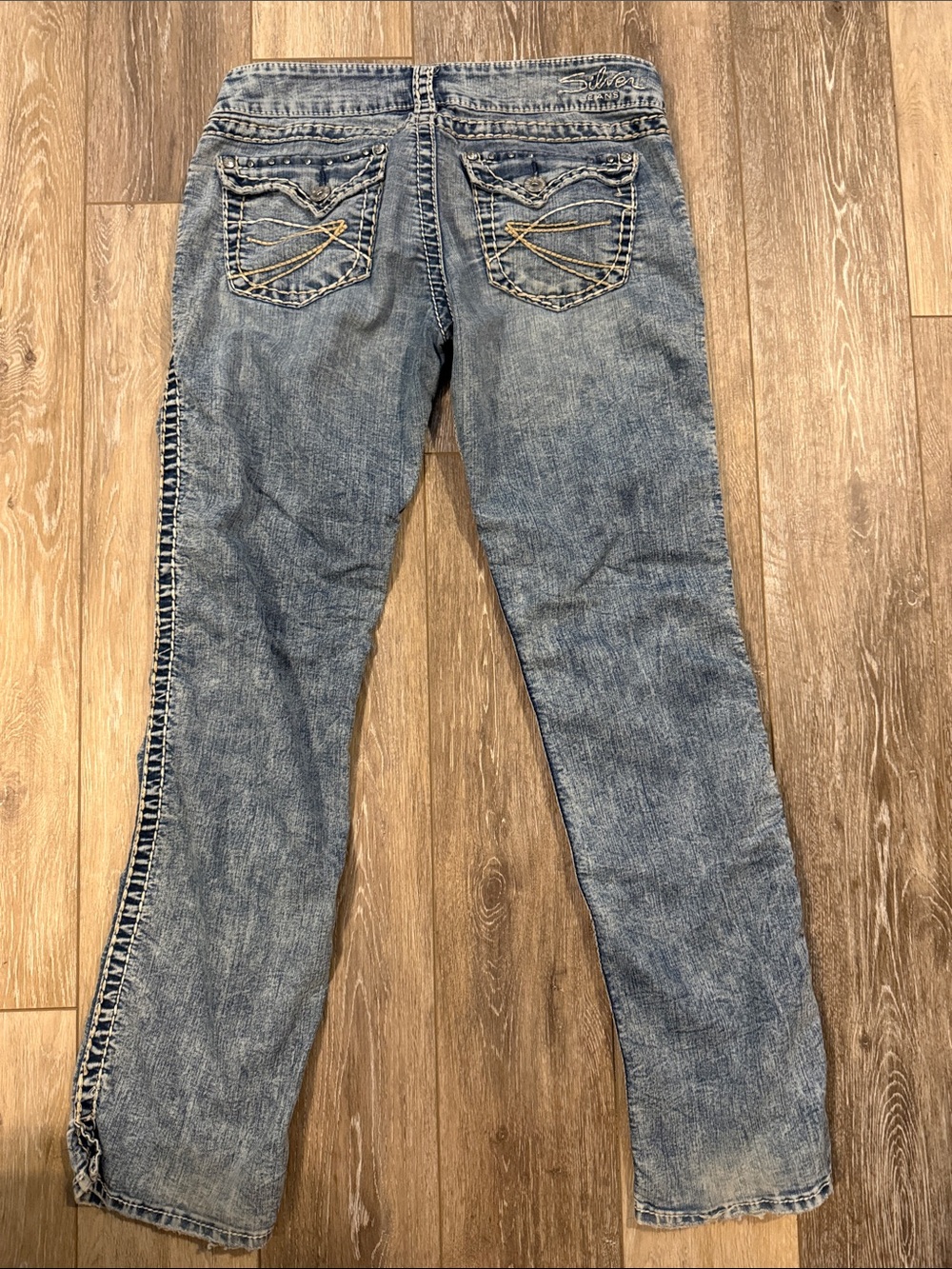Silver Jeans Women's Light Blue Straight Leg Jeans with Decorative Back Pockets